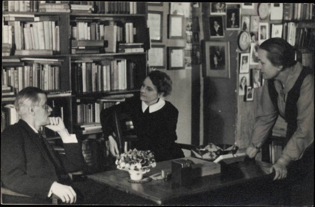 James Joyce, Sylvia Beach och vännen Adrienne Monnier på Shakespeare and Company
