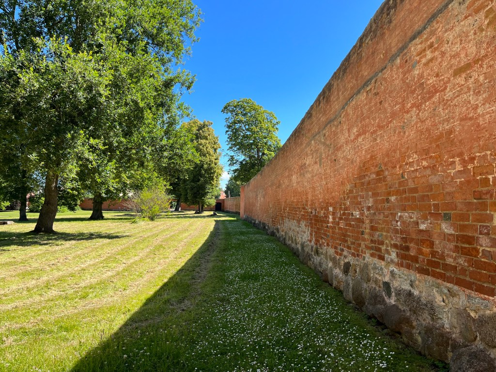 Mur mot nordost som en gång inhägnade Birgittas trädgård
